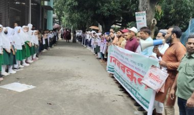 গোমস্তাপুরে কিন্ডার গার্টেন ও বেসরকারি প্রাথমিক বিদ্যালয়ের শিক্ষার্থীদের প্রাথমিক বৃত্তি পরীক্ষায় অংশগ্রহণের দাবিতে মানববন্ধন