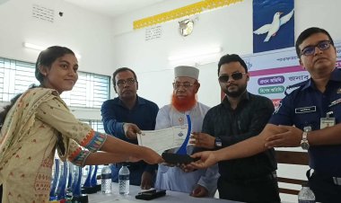 দুমকীতে মেধাবী শিক্ষার্থীদের মাঝে পুরস্কার বিতরণ