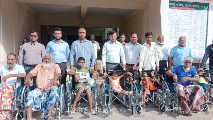 চাঁপাইনবাবগঞ্জে প্রতিবন্ধীদের মাঝে হুইল চেয়ার বিতরণ