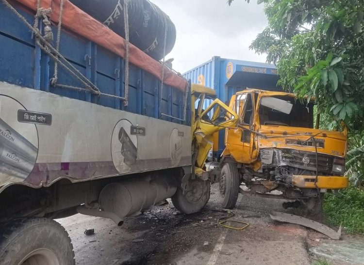 বাহুবলে ট্রাক-কাভার্ড ভ্যানের সংঘর্ষে দুই চালক আহত