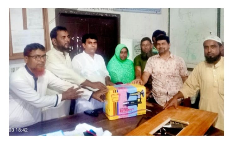 সাপাহারে ক্রীড়া সামগ্রী ও সেলাই মেশিন বিতরন