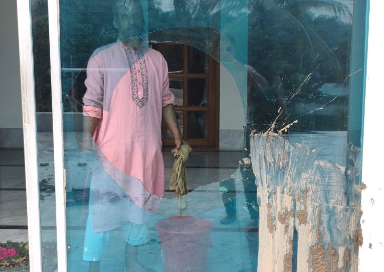 চাঁপাইনবাবগঞ্জে জেলা মডেল মসজিদে ভাঙচুর-আটক ১