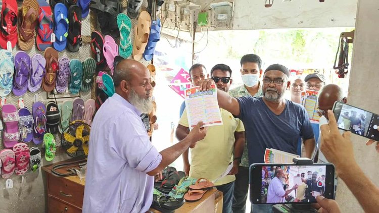 নিয়ামতপুরে ৩১ দফা বাস্তবায়নের লক্ষ্যে বিএনপির লিফলেট বিতরণ