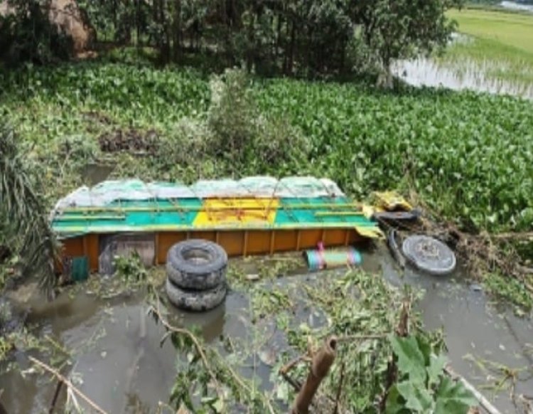 বদলগাছী আম বোঝাই ট্রাকের সঙ্গে সংঘর্ষে ৫ লক্ষ টাকার আমসহ ট্রাক খাদে