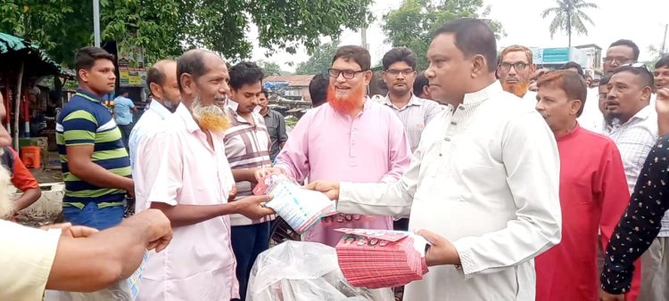 গোমস্তাপুরে কাঁদা পানি উপেক্ষা করে বিএনপির উদ্যোগে ৩১ দফা বাস্তবায়নের লক্ষে লিফলেট বিতরণ
