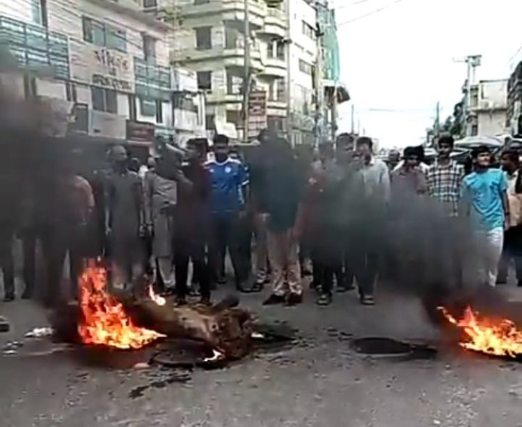 গোপালগঞ্জে এনসিপির কেন্দ্রীয় নেতৃবৃন্দের ওপর হামলার প্রতিবাদে নওগাঁয় টায়ার জ্বালিয়ে বিক্ষোভ কর্মসূচি