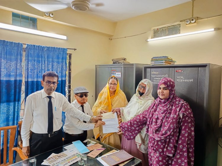 চাঁপাইনবাবগঞ্জে প্রয়াত আইনজীবীর নমিনিদের মধ্যে ২০ লাখ টাকার চেক হস্তান্তর