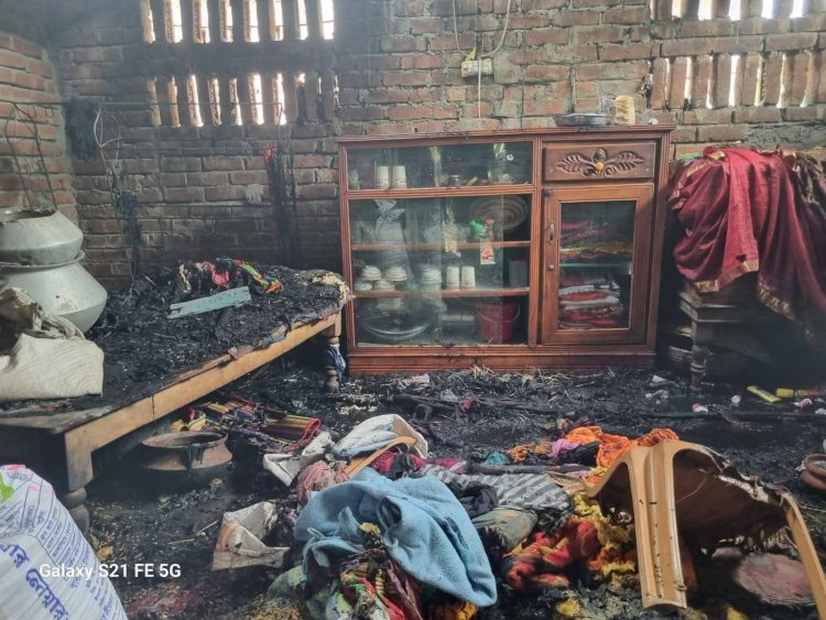শিবগঞ্জে অগ্নিকাণ্ডে বিধবা নারীর ঘরবাড়ি পুড়লো
