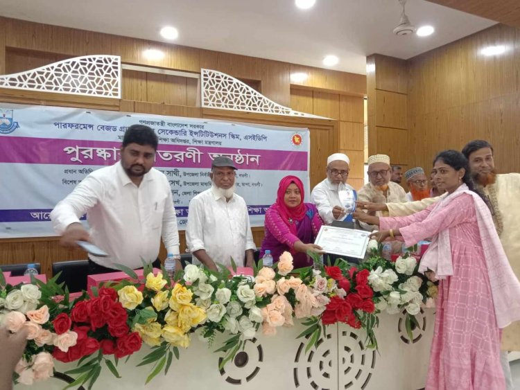 নওগাঁয় এসইডিপি’র আওতায় কৃতি শিক্ষার্থীদের মাঝে পুরস্কার বিতরণ