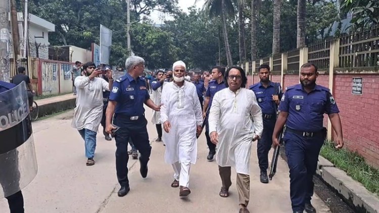 চাঁপাইনবাবগঞ্জ আদালতে জামিন নিতে এসে তোপের মুখে দুই আ.লীগ নেতা