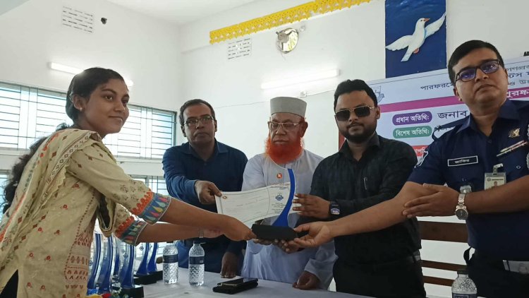 দুমকীতে মেধাবী শিক্ষার্থীদের মাঝে পুরস্কার বিতরণ