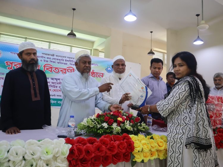 নওগাঁয় কৃতি শিক্ষার্থীদের পুরষ্কার বিতরণ