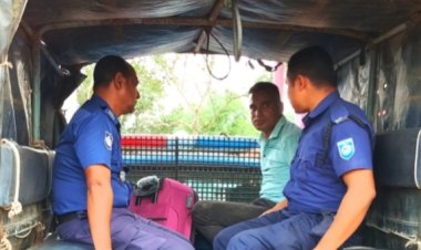 পলাশবাড়ীতে যৌথবাহিনীর অভিযানে ১৫ বোতল ফেনসিডিল ও নগদ টাকাসহ আটক-১