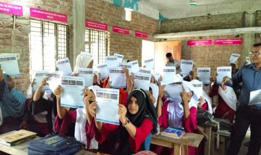 নিয়ামতপুরে বজ্রপাতের কবল থেকে বাঁচতে গণসচেতনতা ও লিফলেট বিতরণ