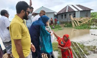 বাঘায় বন্যায় পানিবন্দি পরিবারের মাঝে সহায়তা প্রদান