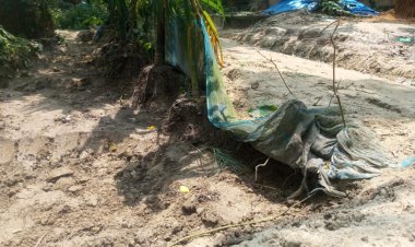 নওগাঁর বদলগাছীতে ৫০টি হিন্দু পরিবারকে চলাচলের রাস্তায় বাঁধা