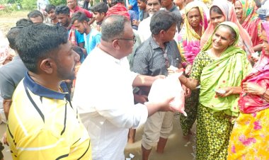 বাঘায় বন্যায় ক্ষতিগ্রস্ত মানুষের মাঝে খাদ্যসামগ্রী বিতরণ