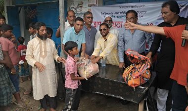 চাঁপাইনবাবগঞ্জে বন্যা দূর্গতদের মাঝে খাদ্য সামগ্রী বিতরণ করেন ঢাকাস্থ সমিতি