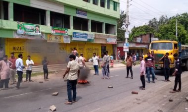 নূরের ওপর হামলার প্রতিবাদে চাঁপাইনবাবগঞ্জে সড়কে টায়ার জ্বালিয়ে বিক্ষোভ
