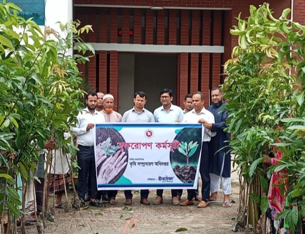 নওগাঁয় ইনতেফার উদ্যোগে বৃক্ষরোপণ কর্মসূচী