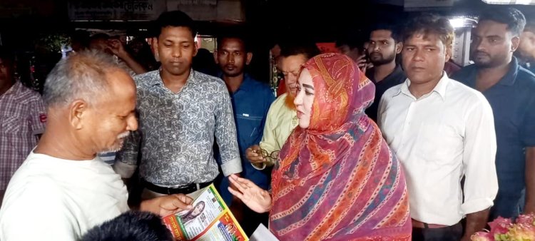 চাঁপাইনবাবগঞ্জ-২ আসনে বিএনপির মনোনয়ন প্রত্যাশী শুচি ৩১ দফার লিফলেট বিতরণ