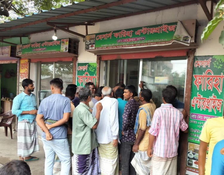 সার সংকটে দিশেহারা গোমস্তাপুরের আমন ধান চাষিরা
