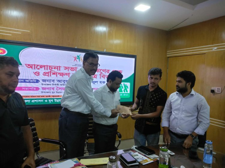 দুমকীতে যুব ঋণের চেক বিতরণ