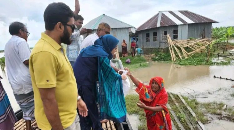 বাঘায় বন্যায় পানিবন্দি পরিবারের মাঝে সহায়তা প্রদান