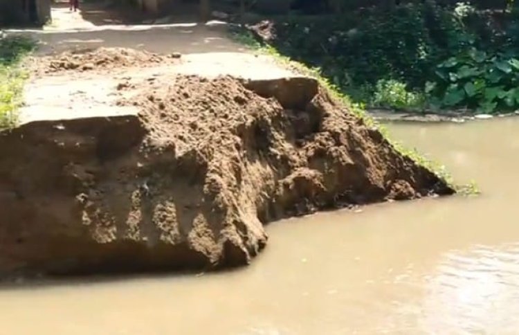 মান্দার আত্রাই নদীর বেড়িবাঁধ ভেঙে লোকালয়ে পানি 