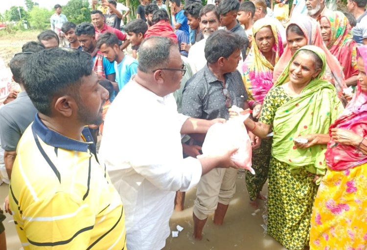 বাঘায় বন্যায় ক্ষতিগ্রস্ত মানুষের মাঝে খাদ্যসামগ্রী বিতরণ