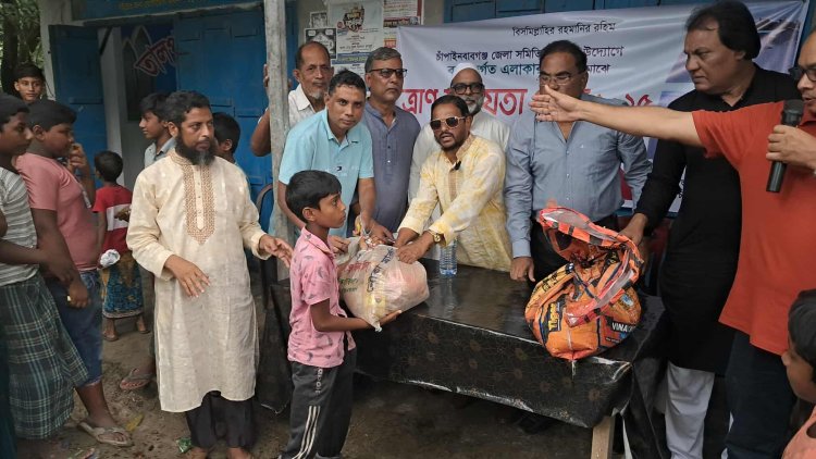 চাঁপাইনবাবগঞ্জে বন্যা দূর্গতদের মাঝে খাদ্য সামগ্রী বিতরণ করেন ঢাকাস্থ সমিতি