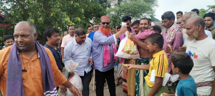 চাঁপাইনবাবগঞ্জে বন্যা দূর্গতদের মাঝে খাদ্য সামগ্রী বিতরণ করলেন বিএনপি নেতা চাইনিজ রফিক