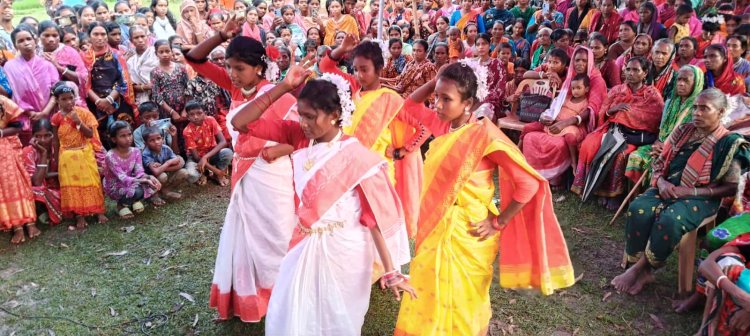 নেচে গেয়ে আদিবাসী দিবস পালন