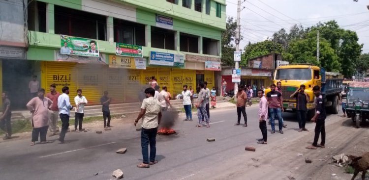 নূরের ওপর হামলার প্রতিবাদে চাঁপাইনবাবগঞ্জে সড়কে টায়ার জ্বালিয়ে বিক্ষোভ