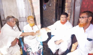 রহনপুরে সহ-সভাপতি অসুস্থ আব্দুর রাজ্জাকের পাশে বিএনপির নেতারা
