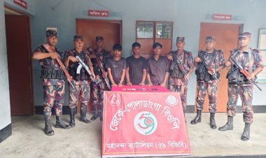 চাঁপাইনবাবগঞ্জে তিন চোরাকারবারী গ্রেফতার