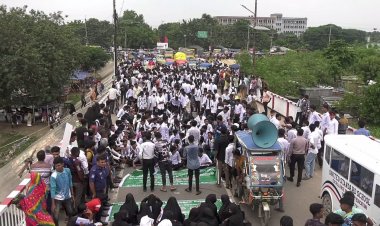 দাবি আদায়ে চাঁপাইনবাবগঞ্জে সড়ক অবরোধ করে শিক্ষার্থীদের বিক্ষোভ