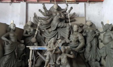 দুমকিতে দূর্গোৎসব উপলক্ষে প্রতিমা তৈরিতে ব্যস্ত কারিগররা 