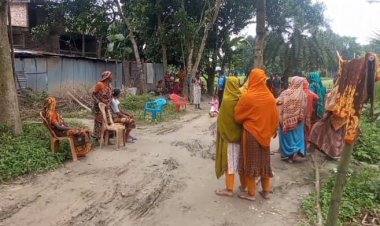 নওগাঁয় সরকারি রাস্তার পাশে ভূমিহীন বৃদ্ধকে উচ্ছেদের অভিযোগ