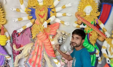 নিয়ামতপুরে প্রতিমা তৈরিতে ব্যস্ত শিল্পীরা