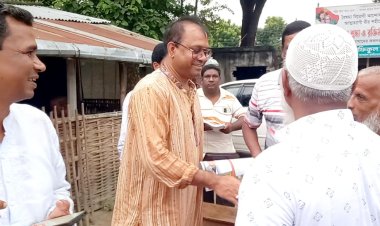 গোমস্তাপুরে বিএনপির ৩১ দফার লিফলেট বিতরণ