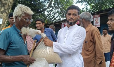 শিবগঞ্জে বেতনের টাকায় অসহায়দের জন্য খাদ্য সহায়তা সানাউল্লাহর