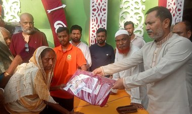 নওগাঁয় তারেক রহমানের পক্ষ থেকে শারদীয় দুর্গাপূজার উপহার বিতরণ