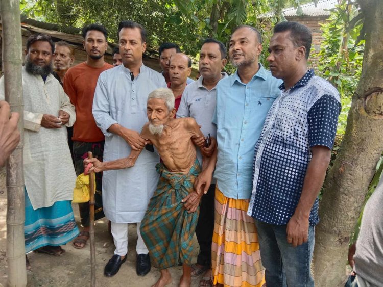 নওগাঁয় ১৩০ বছর বয়সী বৃদ্ধর পাশে কেন্দ্রীয় বিএনপি নেতা মতীন