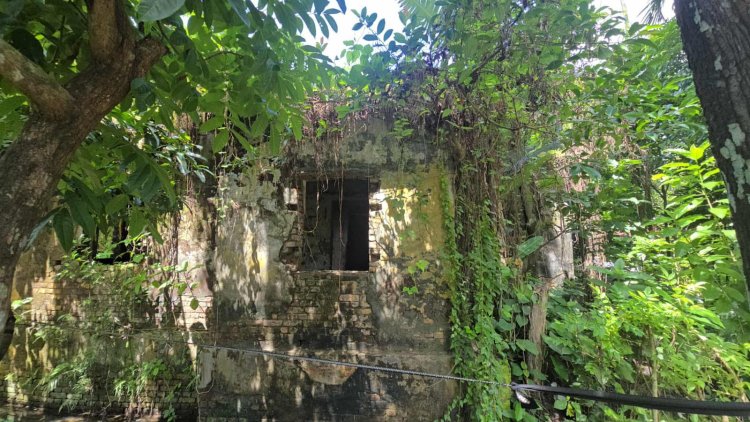 দুমকীতে অবহেলায় ধ্বংসের পথে সরকারি কমিউনিটি সেন্টার