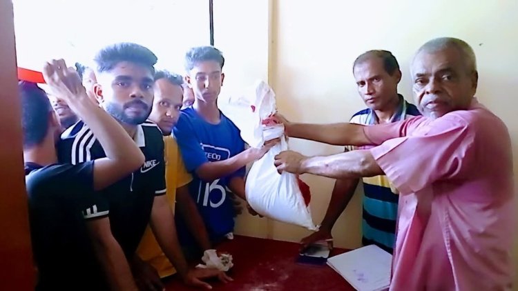 পলাশবাড়ীতে ওএমএস এর আটা বিক্রি-খুশি নিম্নআয়ের পরিবারগুলো