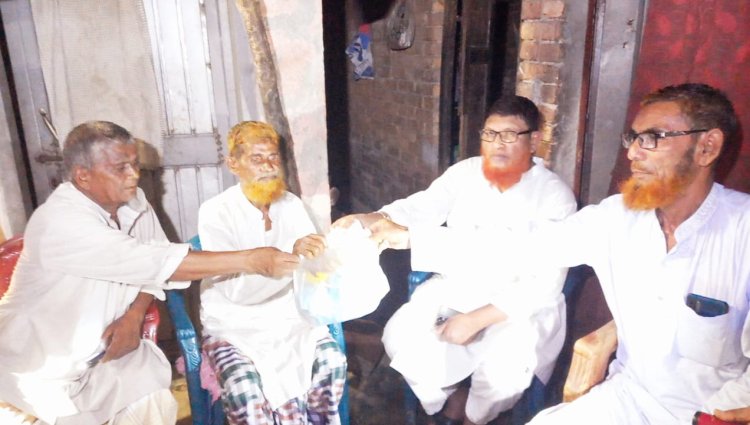রহনপুরে সহ-সভাপতি অসুস্থ আব্দুর রাজ্জাকের পাশে বিএনপির নেতারা