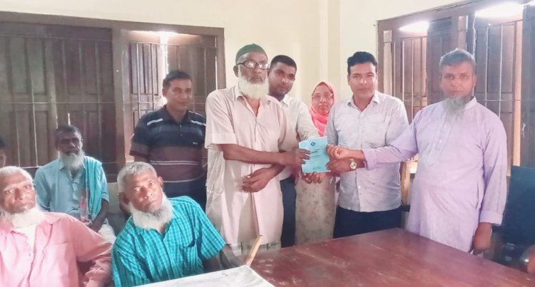 রহনপুর ইউনিয়নে বয়স্ক বিধবা ও প্রতিবন্ধি ভাতার কার্ড বিতরণ 