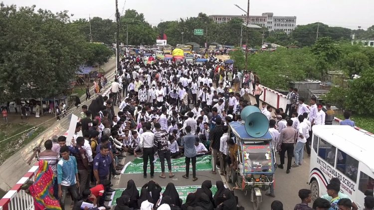দাবি আদায়ে চাঁপাইনবাবগঞ্জে সড়ক অবরোধ করে শিক্ষার্থীদের বিক্ষোভ