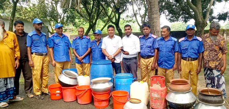 রহনপুরে চোলাই মদ তৈরির উপকরণ উদ্ধার 
